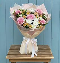 Букет цветов из:  Гвоздики, Орхидеи и Розы в Купянке