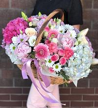 Цветочная композиция из Розы, Хризантемы, Пионы и Лизиантусы в корзине в Купянке