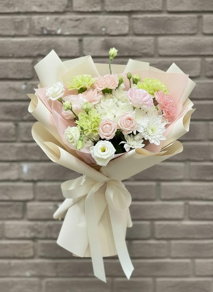 Букет цветов из: Гвоздики, Розы, Лизиантусы и Хризантемы в Купянке