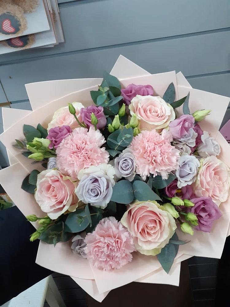 Букет цветов из: Розы, Гвоздики и Лизиантусы в Купянке